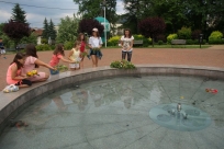 Puszczanie wianków do fontanny